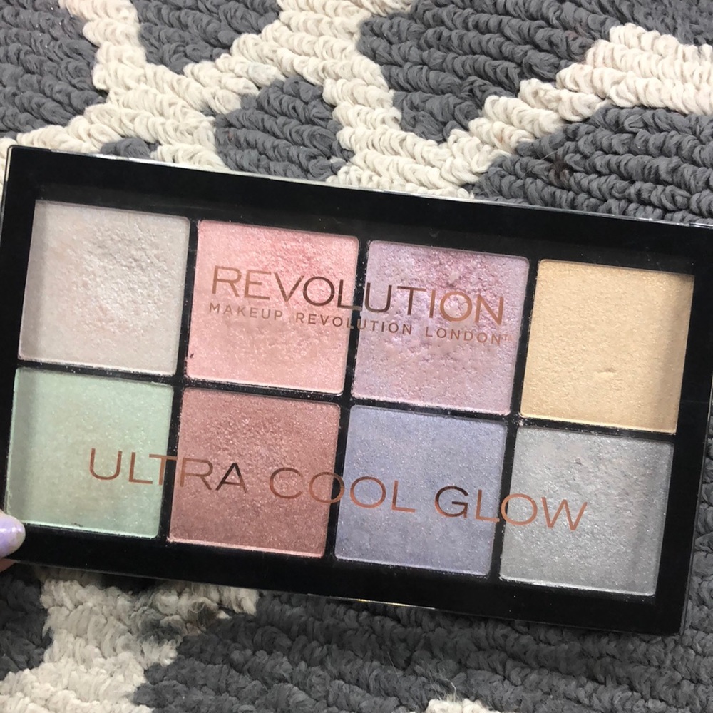 🍪Revolution highlight pallet! SANITIZED! Buy1get1